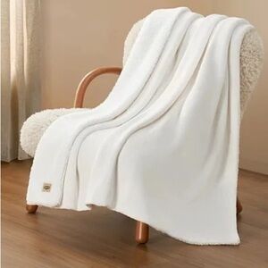 UGG Avery Reversible Sherpa Throw 50” x 70” Color Snow NEW!
